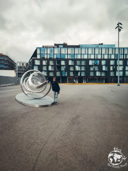 islande-city-trip-reykjavik-logan-port