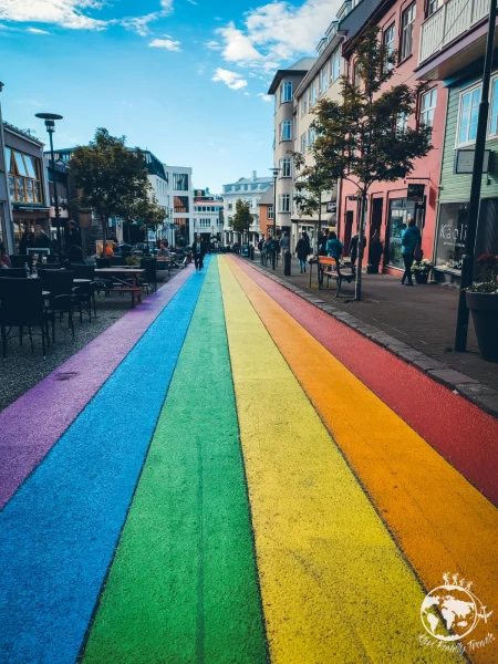 islande-city-trip-reykjavik-rainbow-street-couleurs