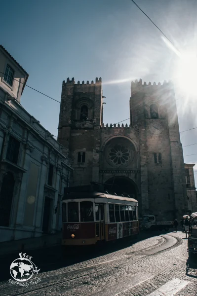 tramway-jaune-devant-cathedral